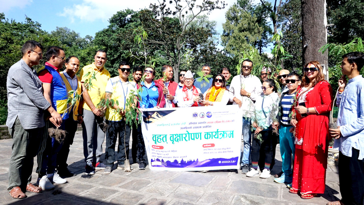 जन्मदिनमा वृक्षारोपण अभियानमा पुर्व प्रधानमन्त्री माधव कुमार नेपाल