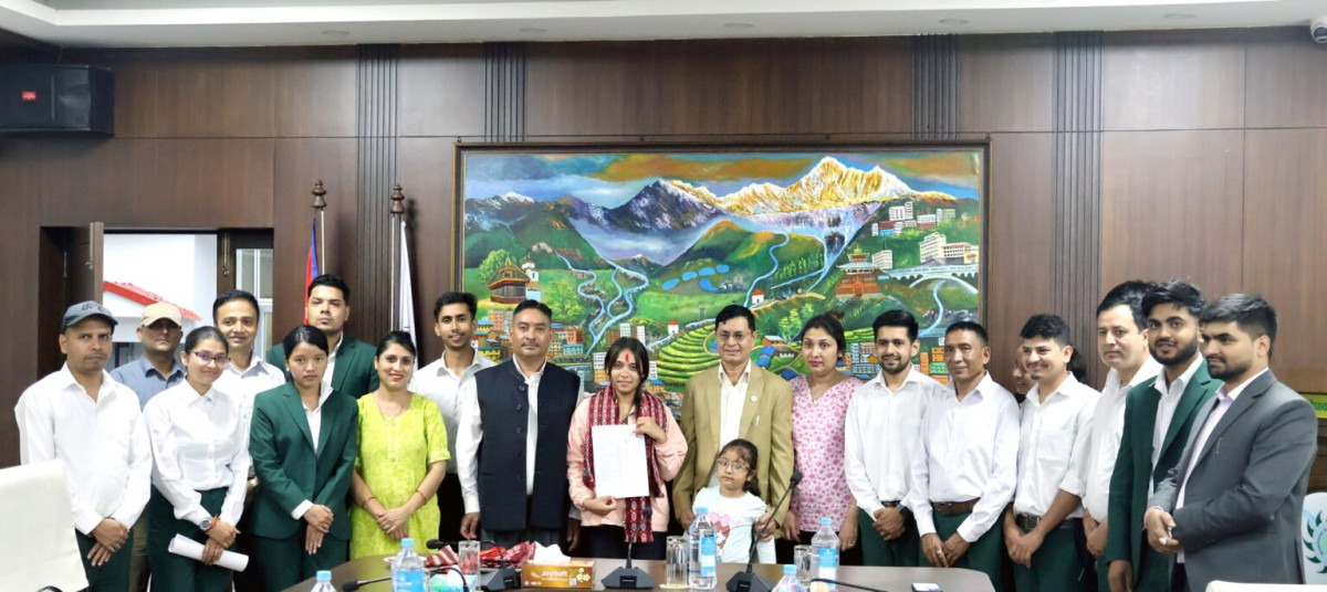 सिन्धुकी चेली गङ्गा सोनामलाई जिताउन समाजसेवी तथा व्यवसायी भरत पराजुलीकोे ५ हजार १ सय भोट