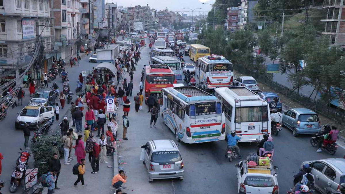 चाडपर्व नजिकिँदै जाँदा उपत्यका बाहिरिने यात्रुको चाप