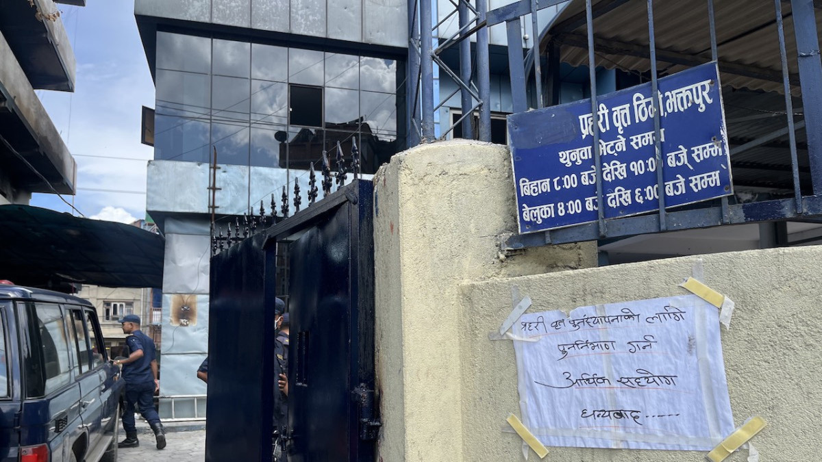 ११ लाख उठाएर स्थानीयले नै बनाइदिए जलेको प्रहरी चौकी