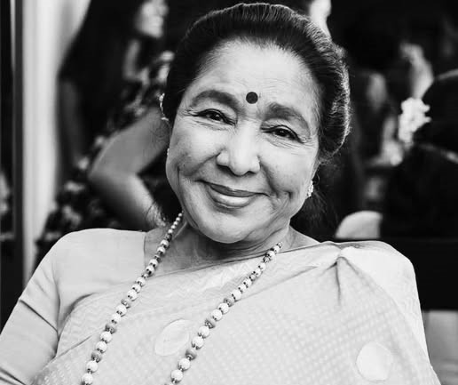 गायिका आशा भोसलेको ९२ वर्षको उमेरमा निधन