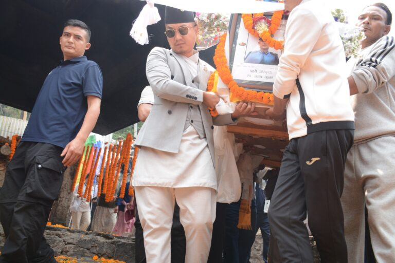 गृहमन्त्री सुदनले  गरे इन्स्पेक्टर लामाको शव बोकेर सम्मान प्रकट