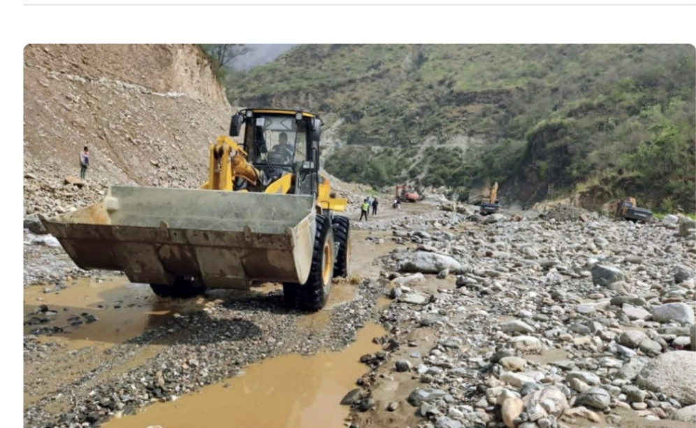 सोमबार बनाइएका डाइभर्सन बाढिले बगायो बिपी राजमार्ग अवरुद्ध