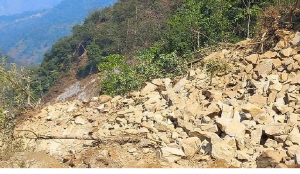 पहिरोका कारण कोशी र अरनिको राजमार्ग  अवरुद्ध