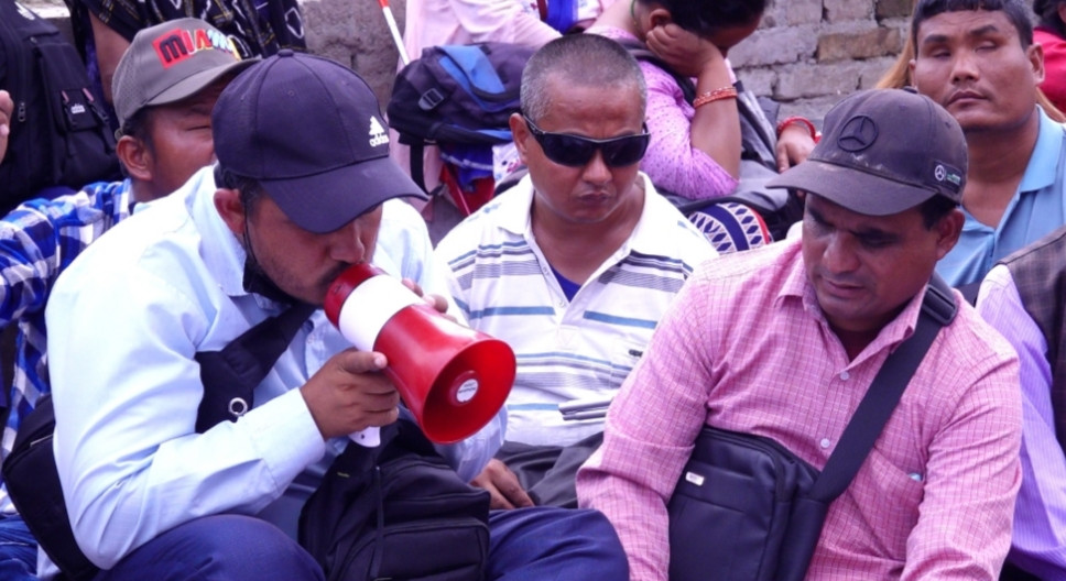 रोजगारी र सम्मानजनक व्यवहारको माग गर्दै माइतीघरमा दृष्टिविहीनहरूको प्रदर्शन