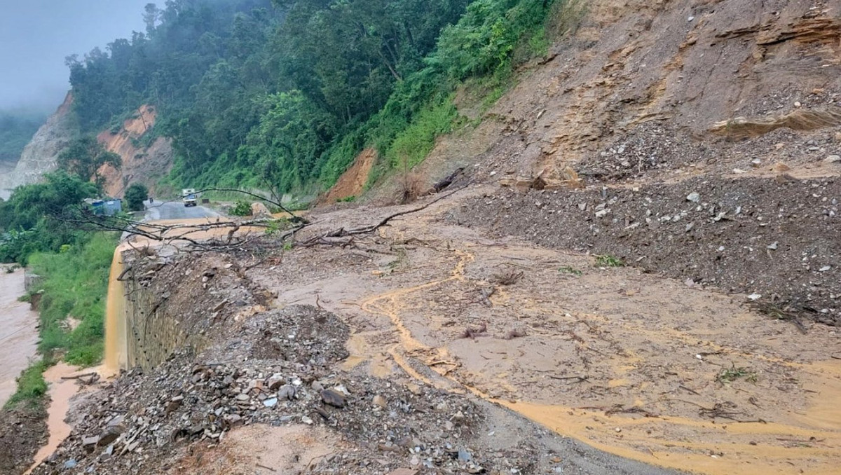 पहिरोले कर्णालीका दुई प्रमुख सडकमार्ग ठप्प, यात्रा अघि सडक अवस्था बुझ्न प्रहरीको आग्रह