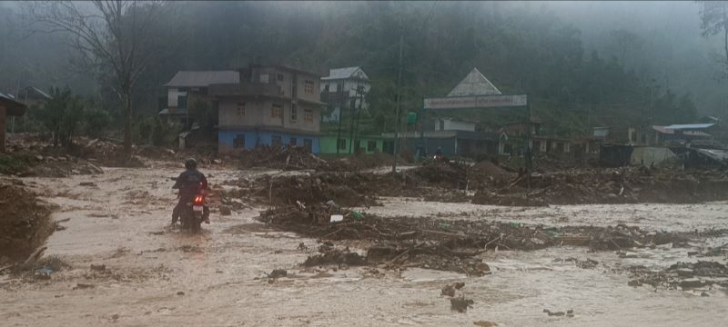 वर्षा र पहिरोको प्रभावः देशका विभिन्न राजमार्गमा यातायात अवरुद्ध, यात्रा अघि जानकारी लिन आग्रह