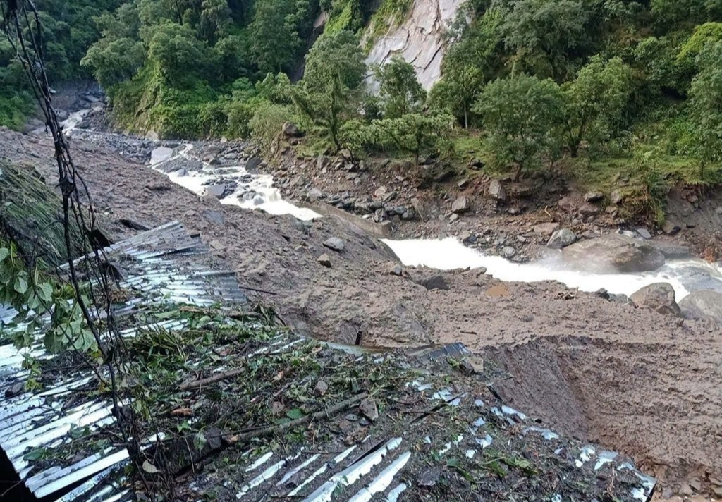 बाढी पहिरोको कारण एक वृद्ध बेपत्ता, चारजना उद्धारको पर्खाइमा