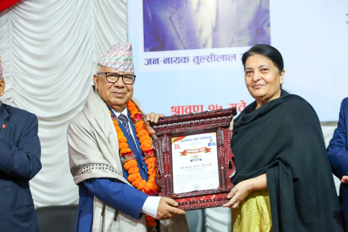 तुलसीलाल स्मृति प्रतिष्ठानद्वारा पूर्वप्रधानमन्त्री नेपाल सम्मानित