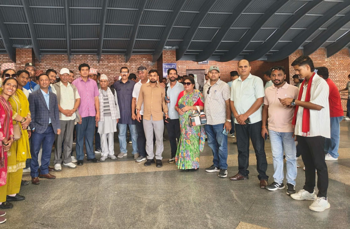 देउवाको स्वागतका लागि एयरपोर्टमा भिड