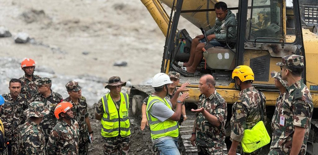 बाढीमा बेपत्तामा खोज तथा उद्धारको अवस्थाबारे बुझ्न रसुवा–नुवाकोट पुगे प्रधानसेनापति सिग्देल