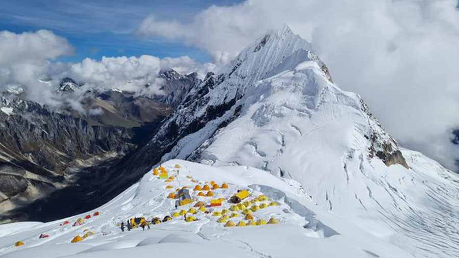 मनास्लु हिमालमा हिमपहिरोमा पुरिएर दुई जनाको मृत्यु